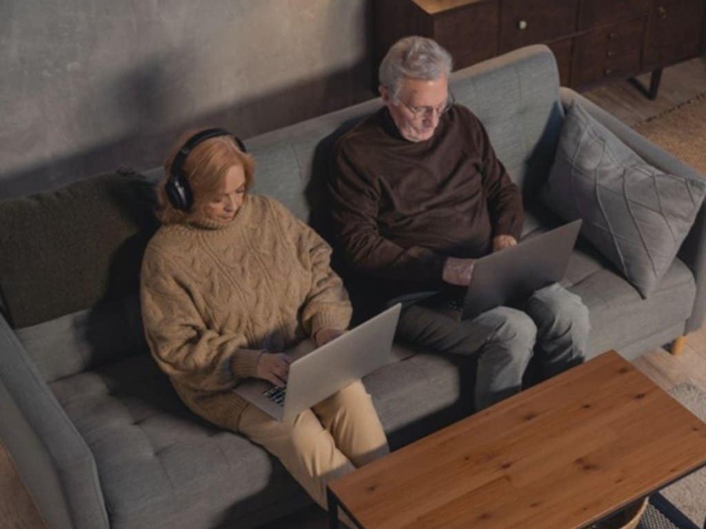 Man and woman with a laptops
